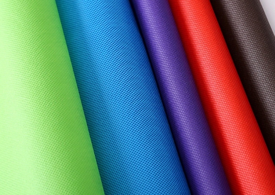 comprar A largura não tecida de superfície da tela 10cm-320cm do tecido 20GSM PP Spunbond colorida grava online manufacture